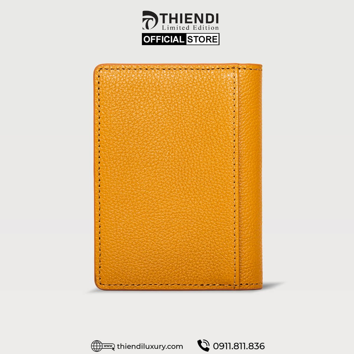 Hình ảnh thể hiện mẫu ví nam da bò chính hãng của thương hiệu Thiendi Luxury, nổi bật với tông màu vàng cam thời thượng và thiết kế dáng đứng hiện đại. Sản phẩm được chế tác từ da bò thật cao cấp, bề mặt xử lý mịn, chống trầy xước và bền màu theo thời gian. Kiểu dáng gọn gàng với các ngăn chứa được bố trí hợp lý, mang lại trải nghiệm sử dụng thuận tiện cho người dùng. Đây là một trong những mẫu ví nằm trong danh mục ví da bò tiêu biểu tại Thiendi Luxury, phù hợp với phong cách doanh nhân, lịch lãm hoặc dùng làm quà tặng cao cấp cho sếp, bạn trai, chồng hay bố.
Sản phẩm được phân phối chính hãng tại Thiendi Luxury – 27/39/7 Nguyễn Văn Săng, Tân Phú, TP.HCM. Đặt hàng hoặc tư vấn: 0911811836. Ví nam da bò chính hãng màu cam thương hiệu Thiendi Luxury, thiết kế sang trọng, chất liệu thật cao cấp.