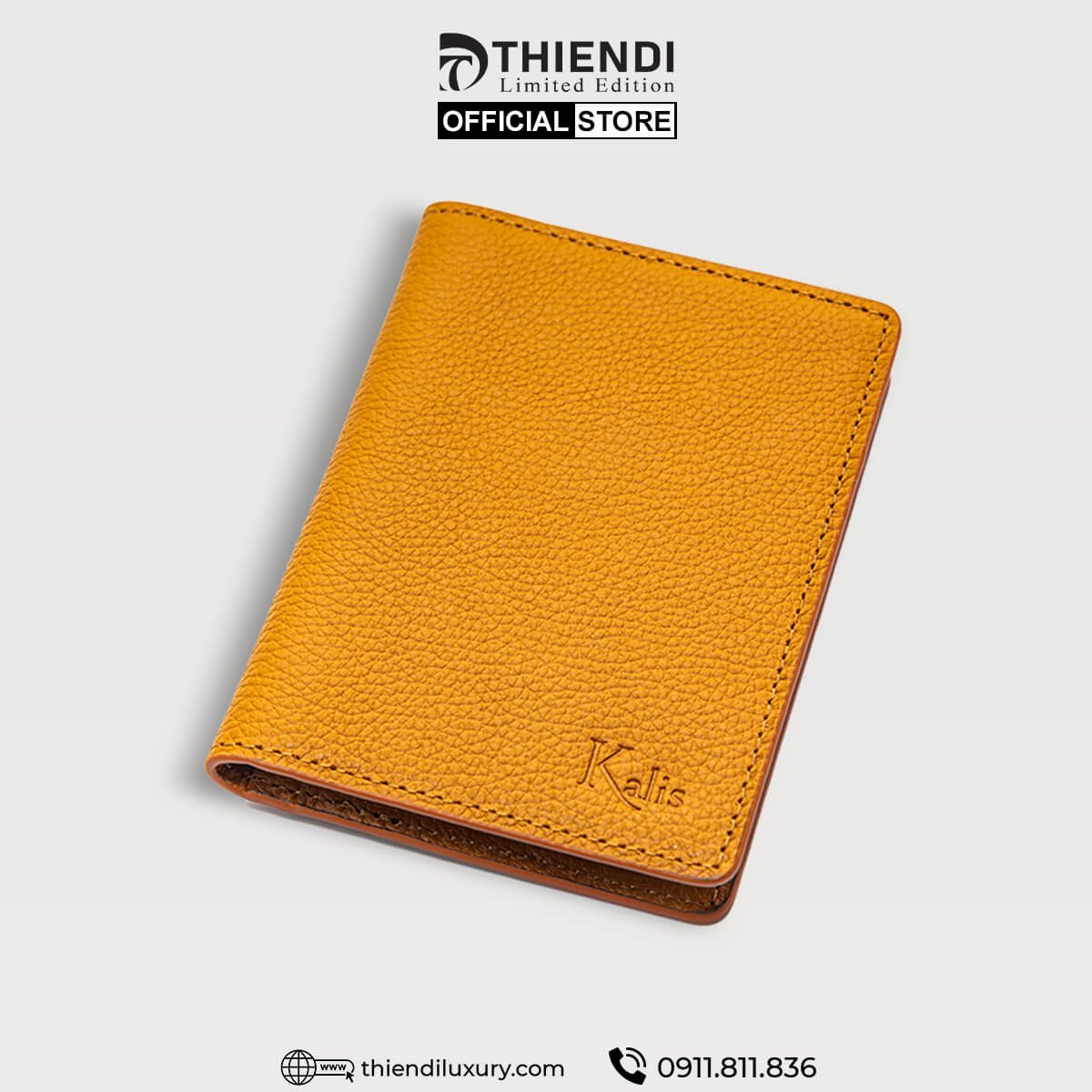 Hình ảnh thể hiện mẫu ví nam da bò chính hãng của thương hiệu Thiendi Luxury, nổi bật với tông màu vàng cam thời thượng và thiết kế dáng đứng hiện đại. Sản phẩm được chế tác từ da bò thật cao cấp, bề mặt xử lý mịn, chống trầy xước và bền màu theo thời gian. Kiểu dáng gọn gàng với các ngăn chứa được bố trí hợp lý, mang lại trải nghiệm sử dụng thuận tiện cho người dùng. Đây là một trong những mẫu ví nằm trong danh mục ví da bò tiêu biểu tại Thiendi Luxury, phù hợp với phong cách doanh nhân, lịch lãm hoặc dùng làm quà tặng cao cấp cho sếp, bạn trai, chồng hay bố.
Sản phẩm được phân phối chính hãng tại Thiendi Luxury – 27/39/7 Nguyễn Văn Săng, Tân Phú, TP.HCM. Đặt hàng hoặc tư vấn: 0911811836. Ví nam da bò chính hãng màu cam thương hiệu Thiendi Luxury, thiết kế sang trọng, chất liệu thật cao cấp.