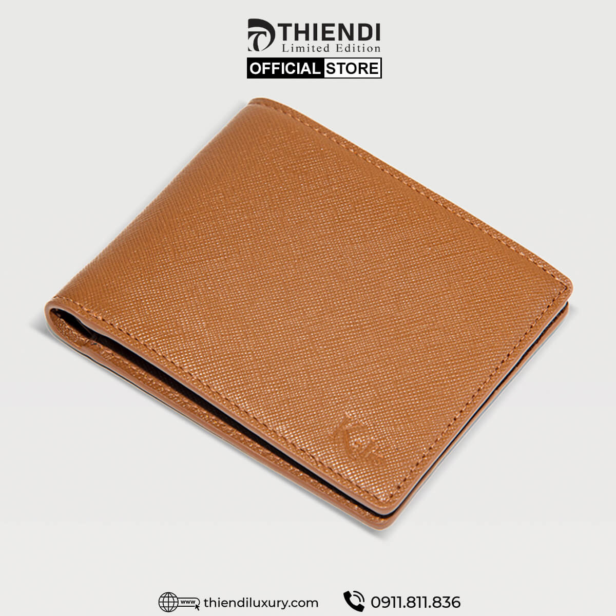 Hình ảnh đại diện thể hiện rõ mẫu ví ngang cao cấp của thương hiệu Thiendi Luxury – sản phẩm nổi bật trong dòng ví da bò dành cho nam giới hiện đại. Với thiết kế tối giản nhưng không kém phần tinh tế, chiếc ví này được làm từ da bò thật xử lý bề mặt theo công nghệ ép vân chống trầy, giữ được độ bóng nhẹ và bền màu theo thời gian. Tone màu nâu sáng sang trọng kết hợp đường may nổi bật, tạo nên phong cách lịch lãm và đẳng cấp.
Ví ngang của Thiendi Luxury không chỉ mang lại trải nghiệm sử dụng tiện lợi với nhiều ngăn chứa thẻ và tiền mặt, mà còn là lựa chọn lý tưởng cho những ai đề cao chất lượng và gu thẩm mỹ. Hình ảnh này phản ánh trung thực từng chi tiết sản phẩm, hỗ trợ người dùng nhận diện rõ trước khi quyết định mua hàng.
Địa chỉ: 27/39/7 Nguyễn Văn Săng, Tân Phú, TP.HCM.
Hotline: 0911811836 – Thiendi Luxury, nơi định hình phong cách ví da chuẩn mực. Hình ảnh ví ngang màu nâu thương hiệu Thiendi Luxury, làm từ da bò thật.