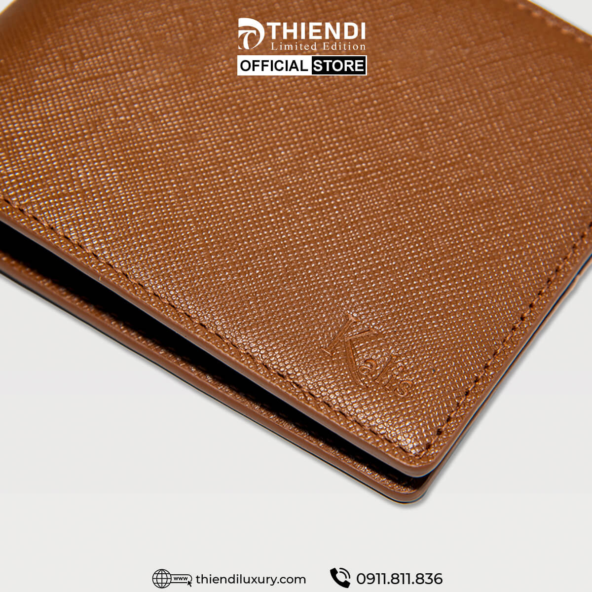 Hình ảnh đại diện thể hiện rõ mẫu ví ngang cao cấp của thương hiệu Thiendi Luxury – sản phẩm nổi bật trong dòng ví da bò dành cho nam giới hiện đại. Với thiết kế tối giản nhưng không kém phần tinh tế, chiếc ví này được làm từ da bò thật xử lý bề mặt theo công nghệ ép vân chống trầy, giữ được độ bóng nhẹ và bền màu theo thời gian. Tone màu nâu sáng sang trọng kết hợp đường may nổi bật, tạo nên phong cách lịch lãm và đẳng cấp.
Ví ngang của Thiendi Luxury không chỉ mang lại trải nghiệm sử dụng tiện lợi với nhiều ngăn chứa thẻ và tiền mặt, mà còn là lựa chọn lý tưởng cho những ai đề cao chất lượng và gu thẩm mỹ. Hình ảnh này phản ánh trung thực từng chi tiết sản phẩm, hỗ trợ người dùng nhận diện rõ trước khi quyết định mua hàng.
Địa chỉ: 27/39/7 Nguyễn Văn Săng, Tân Phú, TP.HCM.
Hotline: 0911811836 – Thiendi Luxury, nơi định hình phong cách ví da chuẩn mực. Hình ảnh ví ngang màu nâu thương hiệu Thiendi Luxury, làm từ da bò thật.