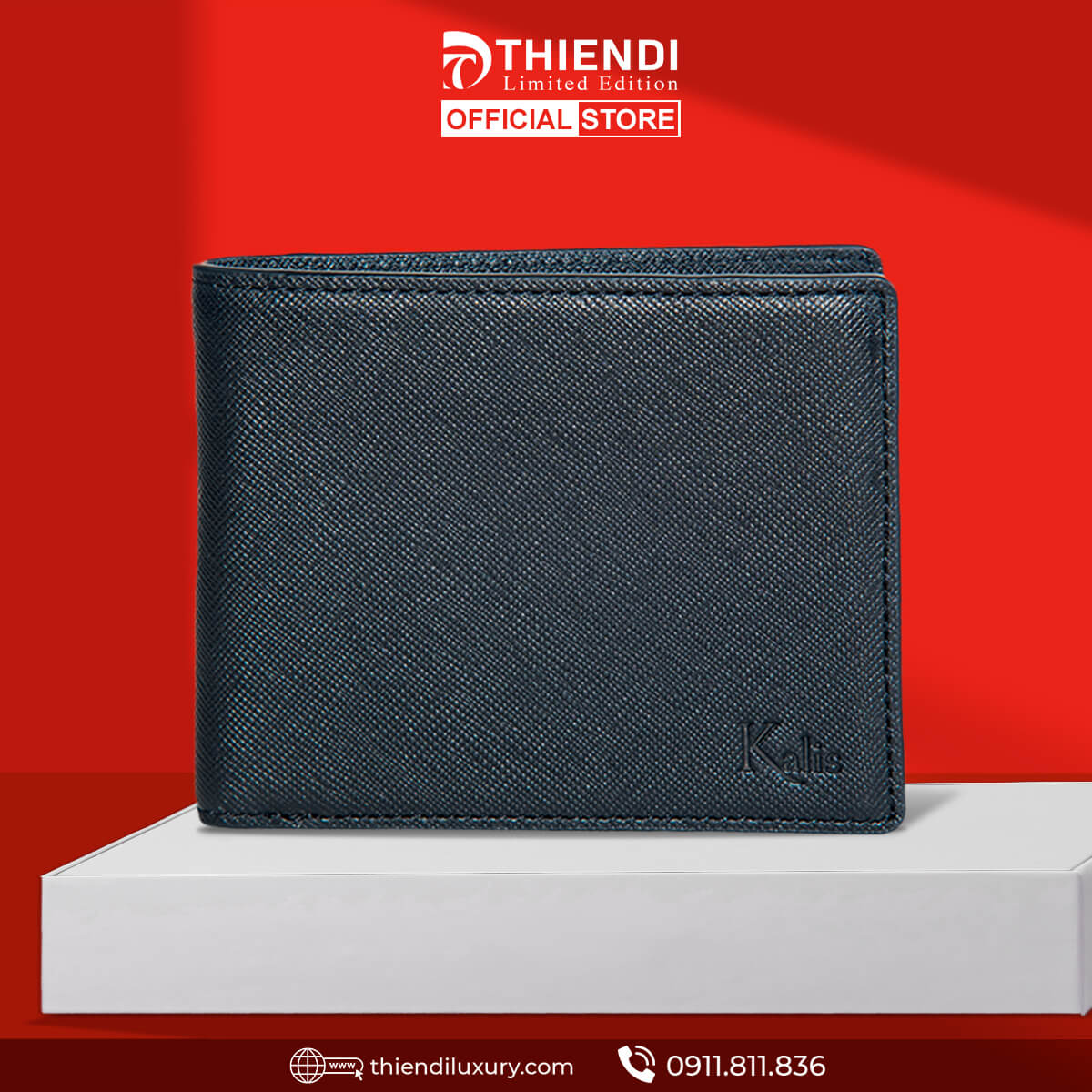 Hình ảnh hiển thị mẫu ví ngang nam cao cấp đến từ thương hiệu Thiendi Luxury, nổi bật với thiết kế đơn giản, tinh tế và chất liệu da bò thật cao cấp. Sản phẩm thể hiện rõ đường vân da sắc nét, phom dáng cứng cáp cùng màu sắc sang trọng – phù hợp với phong cách lịch lãm của nam giới hiện đại. Thiết kế dạng ngang giúp ví dễ dàng bỏ túi, đồng thời vẫn đảm bảo không gian lưu trữ hợp lý cho thẻ, tiền mặt và giấy tờ cá nhân.
Địa chỉ trải nghiệm sản phẩm: 27/39/7 Nguyễn Văn Săng, Tân Phú, TP.HCM – Hotline hỗ trợ: 0911811836. Ví ngang nam da thật cao cấp Thiendi Luxury màu xanh đen, kiểu dáng sang trọng